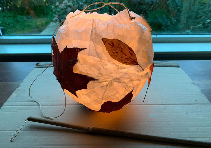 We maken een herfstblaadjeslampion 