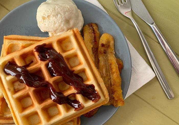 Wafels met warme chocoladesaus