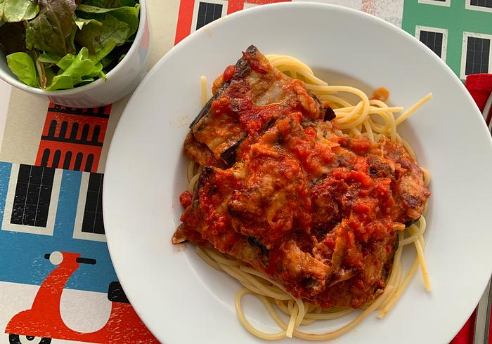 Een aubergine, kaas en tomatenbake