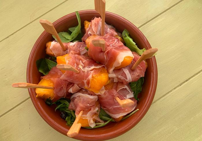 Gemarineerde perzik met serranoham