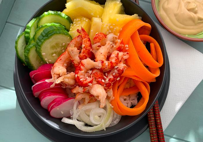 Een Poké Bowl met rivierkreeft