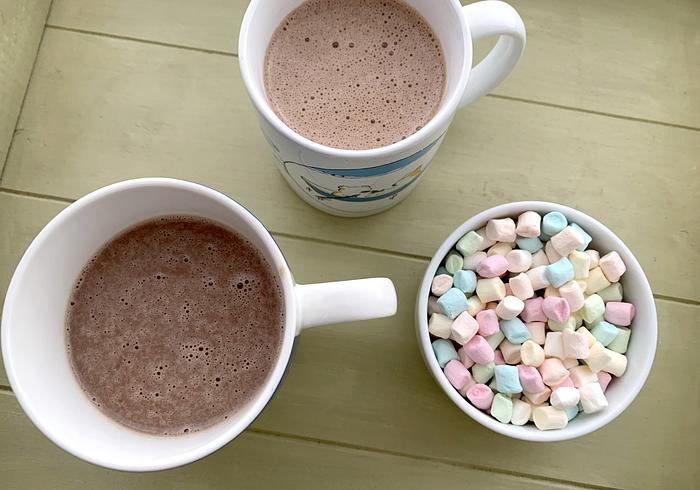 Warme banaan-chocolademelk