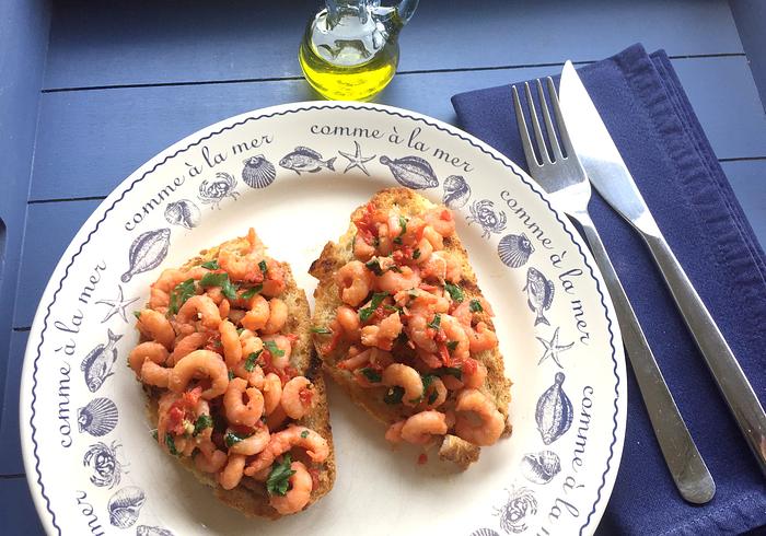 Bruschetta con gamberi e acciughe