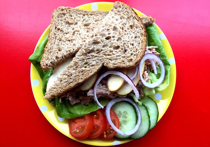Volkorenbrood met tonijnsalade,