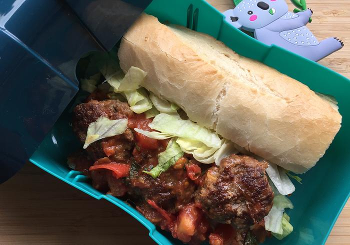 De eerste picknick-sandwich van het jaar