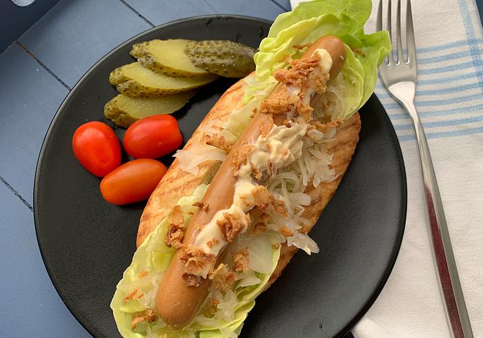 Een vega hotdog met zuurkool
