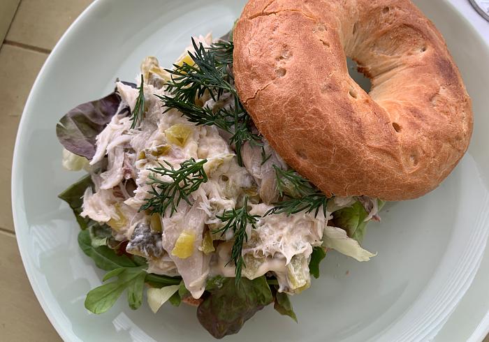 Een bagel met verse makreel filet