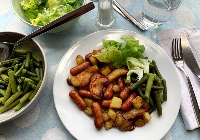 Worstjes, aardappel en appel hussel
